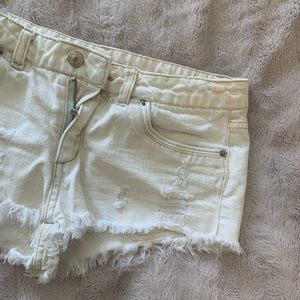 H&M Distressed Off-White Shorts 🤍✨